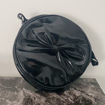 OKROGLA ČRNA TORBICA