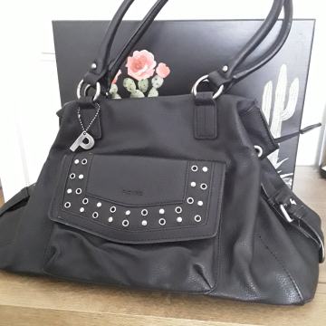 PICARD ŽENSKA TORBICA - S KOVICAMI - UGODNO