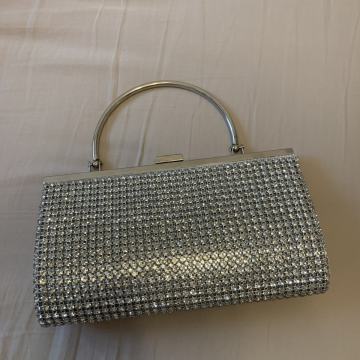 Prodam bleščečo srebrno torbico