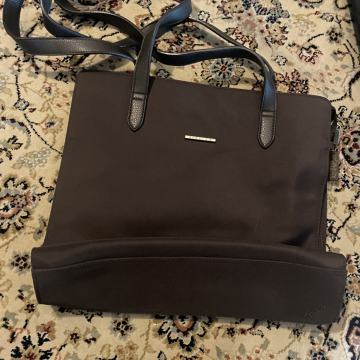 prodam Kipling torbico tmno rjave barve