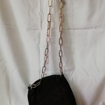 ROČNO IZELANA UNIKATNA TORBICA ZA SPREHOD ALI KINO