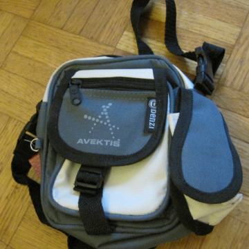 Še neuporabljena torbica, kot modni dodatek.