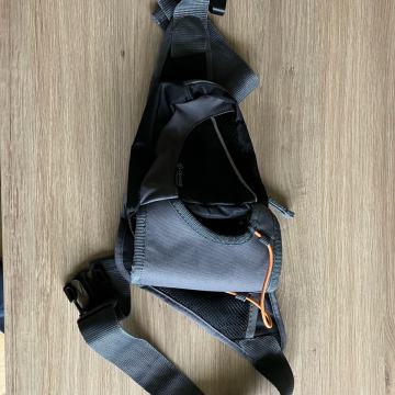 Sportna torbica okrog pasu. Postnino placam jaz.