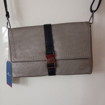 TOM TAILOR NOVA RJAVA USNJENA TORBICA Z ETIKETO