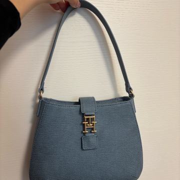 Tommy Hilfiger torbica (Plush hobo shoulder bag) - original