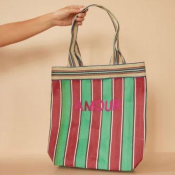 Torba z večbarvnimi črtami in napisom “AMOUR” na sredini