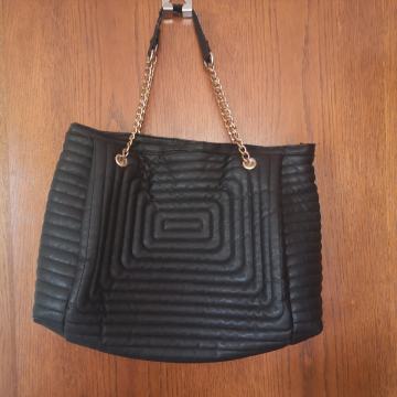 torbica črna - kovinskimi ročaji