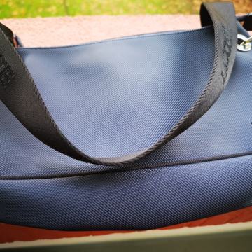 TORBICA MALA LAKOSTE KOT NOVA