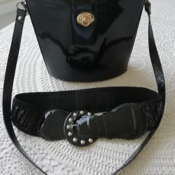 Torbica iz naravnega telečjega usnja - lakasta in pas