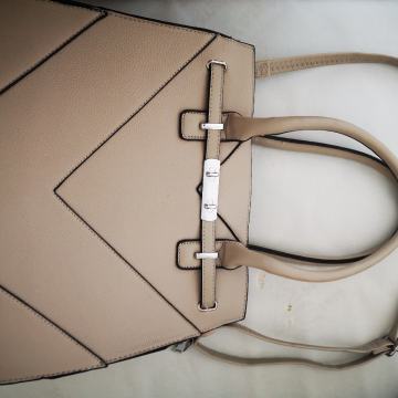 Torbica peščene barve