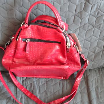 torbica rdeča z modnimi zadrgami in devetimi predali. Nova