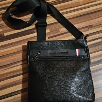 TORBICA TOMMY HILFINGER, nova, črno usnje