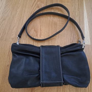 UGODNO! Lepa torbica Pat Calvin naprodaj zaradi selitve