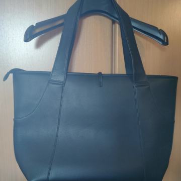 NOVA večja črna torbica s širšimi ročaji