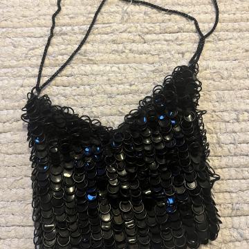 Zara crna torbica z blesicicami