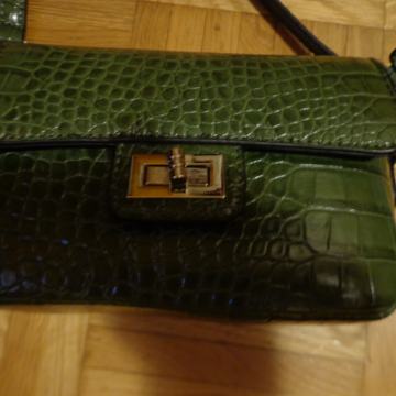 zelena torbica s pasom