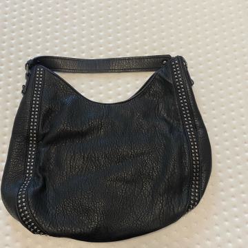 Ženska črna torbica