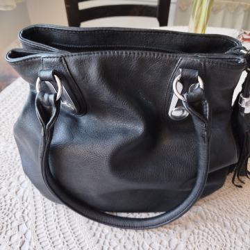 Ženska črna torbica