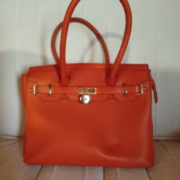 Ženska oranžna torbica