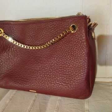 Ženska temno rdeča torbica