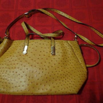 ŽENSKA TORBICA CARPISA OKER RUMENE BARVE
