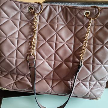 Ženska torbica Gues v  roza barvi