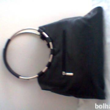 Ženska torbica s kovinskima ročajema