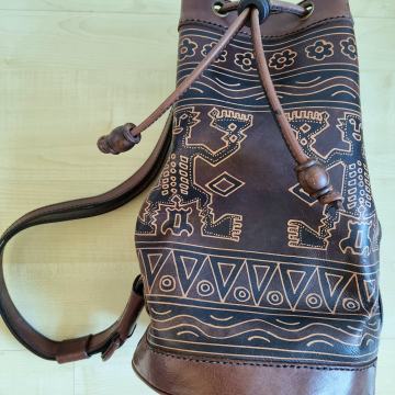 ženska usnjena torbica torba na vrvico rjava