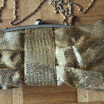 Zlata večerna torbica s ketnico