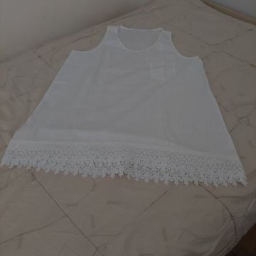 Bela ženska tunika s čipko