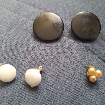 več kosov bižuterije