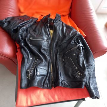 MOTORISTIČNA JAKNE-USNJENA -KOT NOVA št. 54 -XL PRODAM ZA 55€