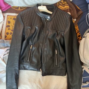 Črna usnjena ženska jakna