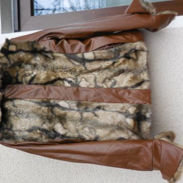 RJAVA JAKNA IZ KRZNA IN USNJA ŽIVALSKEGA VZORCA 38