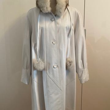 Bel usnjen plašč z belim krznenim ovratnikom