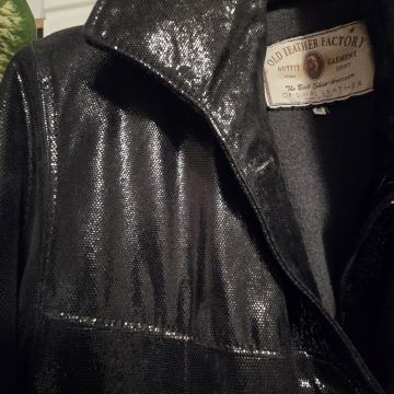 -Kratki ,eleganten,plašč -kačje  usnje, M