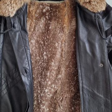 Usnjen plašč iz govejega usnja in podlogo iz lisičjega krzna