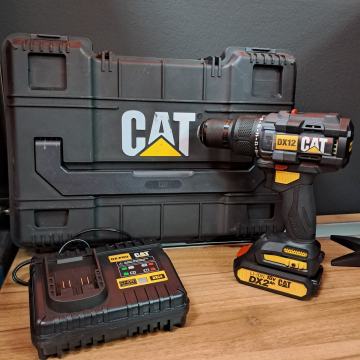 Akumulatorski udarni vrtalnik CAT 18 V, 65 Nm – DX12 + DARILO