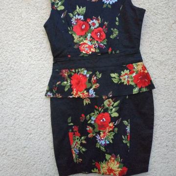 BOOHOO LONDON ČRNA CVETLIČNA OBLEKA Z ETIKETO M