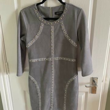 CAMEO ROSE SIVA OBLEKA Z NETKI 36