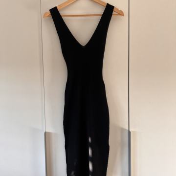 Črna klasična koktejl obleka - NOVA