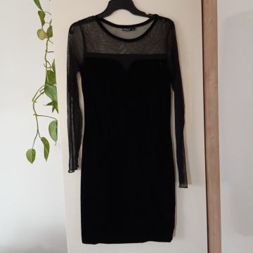 ČRNA VELVET SVEČANA OBLEKA Z MREŽASTIMI ROKAVI 38