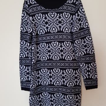 ČRNO BELA TOPLA PLETENA OBLEKA M