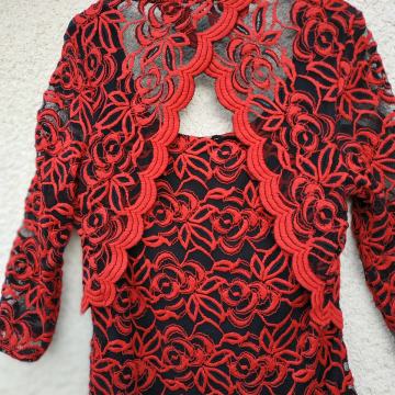 ČRNO RDEČA ČIPKASTA OBLEKA M/L