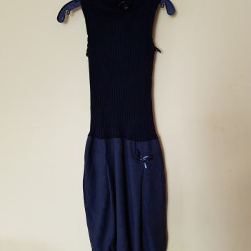 ČRNO SIVA DELNO PLETENA OBLEKA S/M