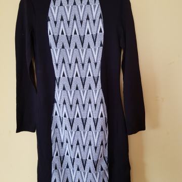 DIVIDED H&M NOVA ČRNO SIVA OBLEKA