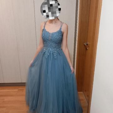 Elegantna obleka primerna za valeto in maturantski ples