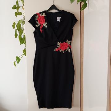 JESSICA WRIGHT NOVA ČRNA OBLEKA Z ROŽO 40