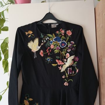 OASIS LONDON NOVA ČRNA OBLEKA Z VEZENINO 40