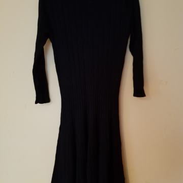 ORSAY NOVA ČRNA PLETENA OBLEKA S